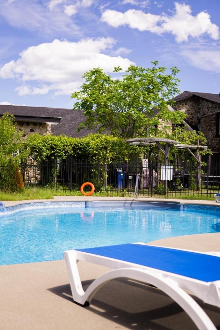 Condo Hotel Au Pied Du Mont Orford Kültér fotó