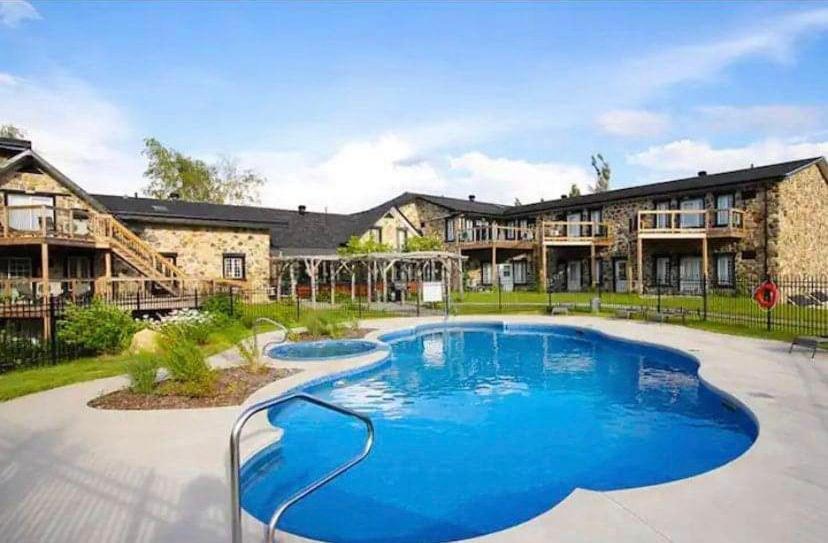 Condo Hotel Au Pied Du Mont Orford Kültér fotó